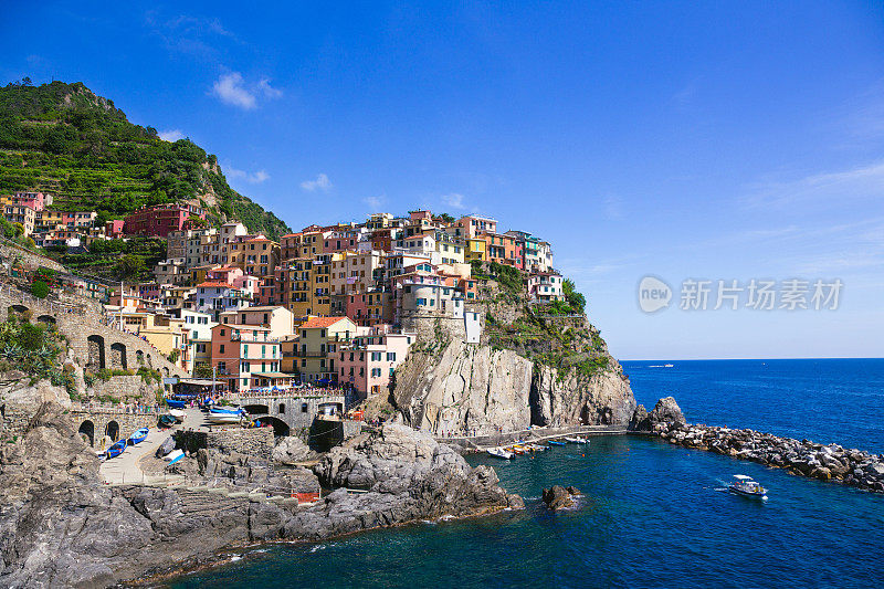 马纳罗拉村海岸线的风景，Cinque Terre，利古里亚，意大利